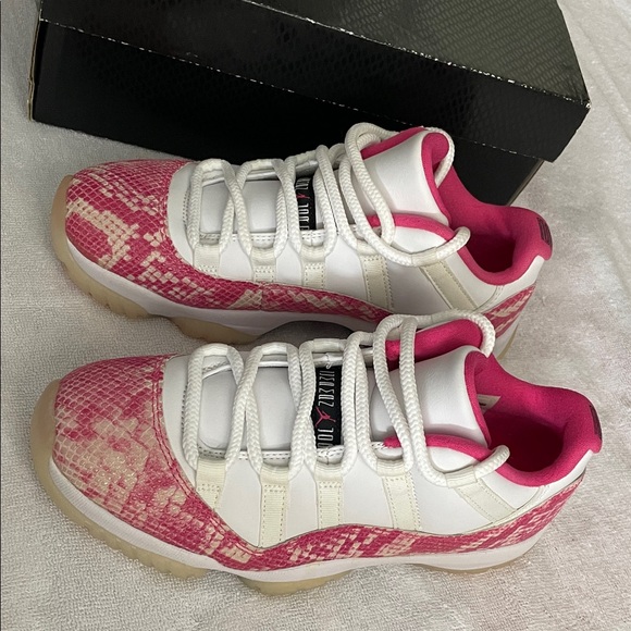 Jordan 11 Retro Lows Womans - Picture 1 of 5